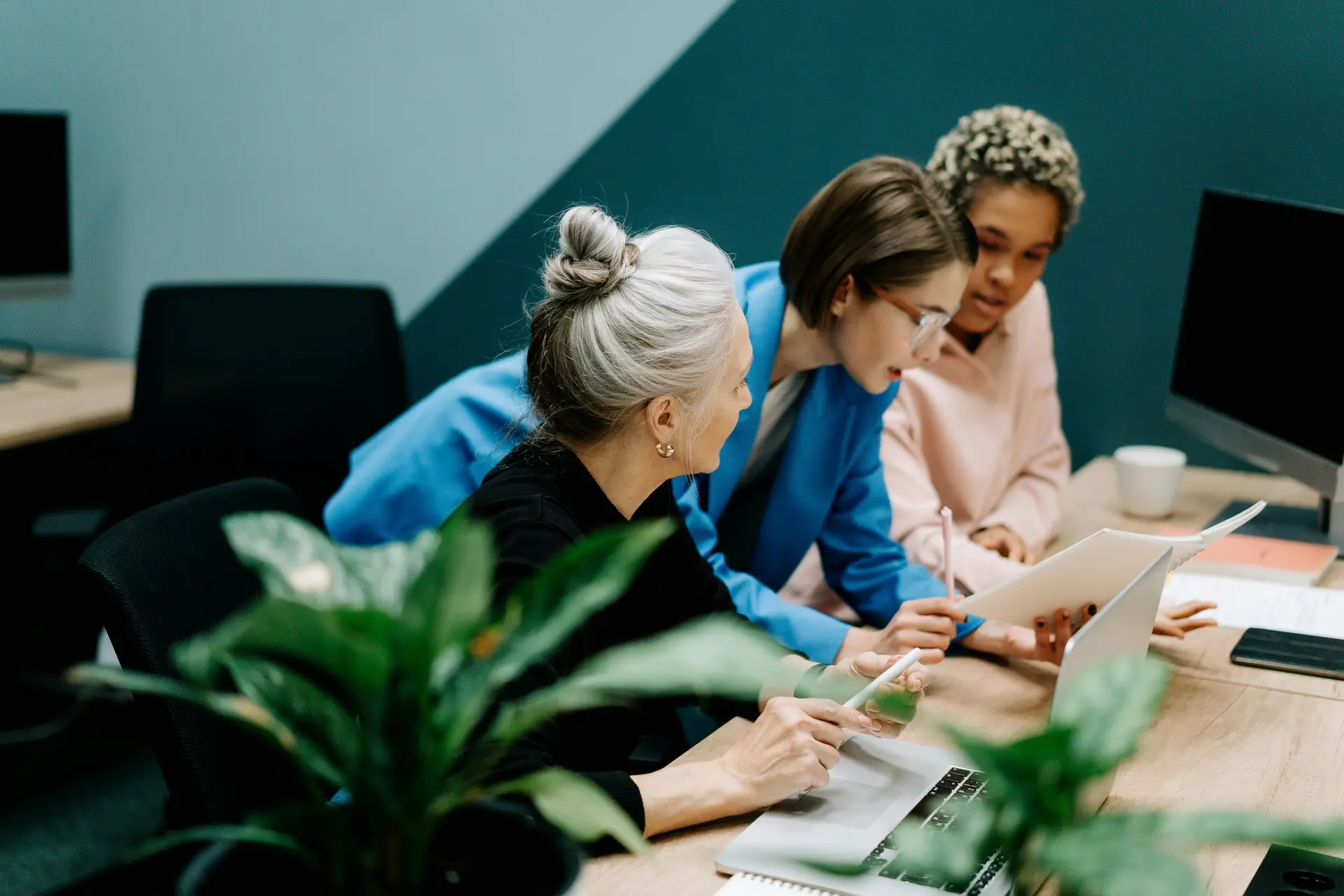 What is Contract Staffing? A Comprehensive Guide 2024
